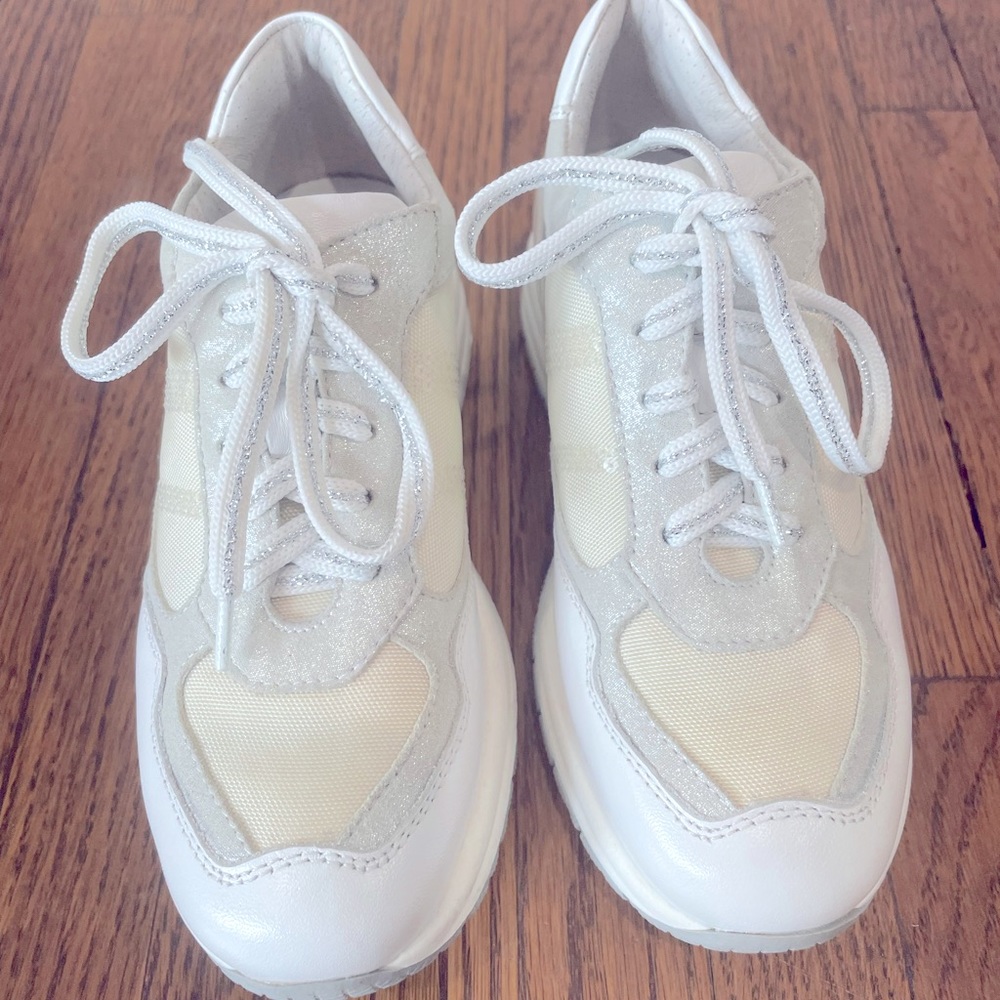 Italian little girl sneakers, white, never worn, size 29